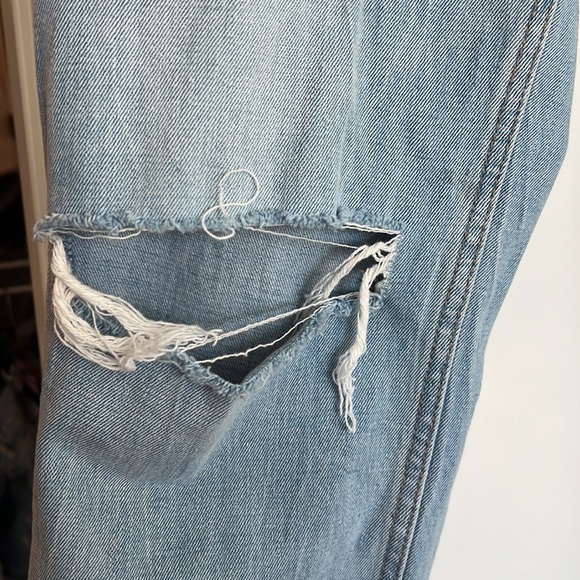 Abercrombie Curve Love, Ultra High Rise Ankle Straight Light Wash Jean - Picture 4 of 6